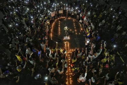 Vigília em homenagem a Nicolás Guerrero, morto após ser baleado durante a greve em Cali. O artista de 22 anos gravava os confrontos. “Ouvi os tiros e, embora tenha primeiro pensado que a polícia usava armas de borracha, na verdade eram armas de fogo”, disse Juan David Gómez, advogado que também filmou os protestos.