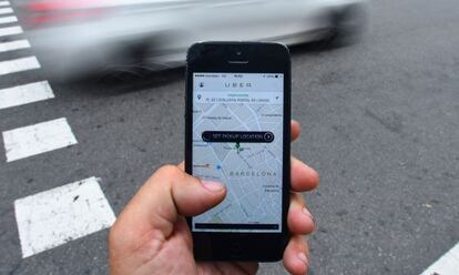Un usuario utiliza la aplicación Uber.