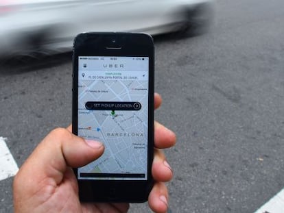 Un usuario utiliza la aplicaci&oacute;n Uber.