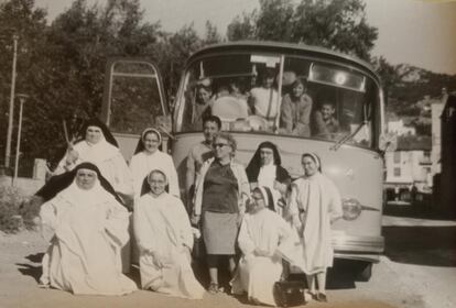 El cura Josep Vendrell posa con las monjas y los alumnos de Caldes D'Estrac ante el autobús en el que viajaron a Roma en 1970.