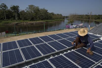 Los paneles solares son utilizados para generar electricidad utilizada por congeladores que generan hielo, un proyecto apoyado por Google.