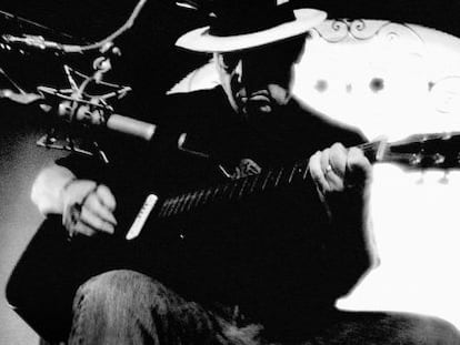 El cantante canadiense Neil Young tocando la guitarra.