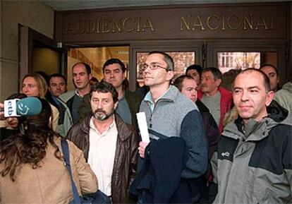 Los dirigentes de Batasuna, ayer, en la puerta de la Audiencia Nacional.