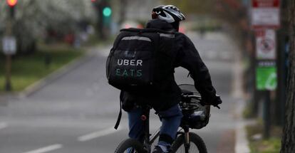 Un repartidor de Uber Eats llevando un pedido en Washington.