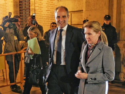 Francisco Camps y su esposa, Isabel Bas, anoche a la salida del Tribunal Superior.