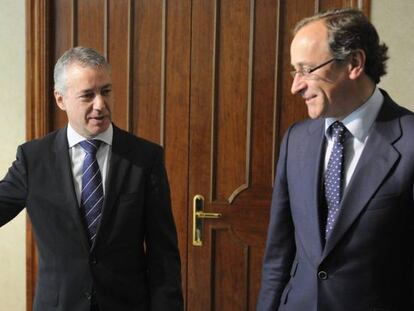 El lehendakari y Alfonso Alonso, este lunes.