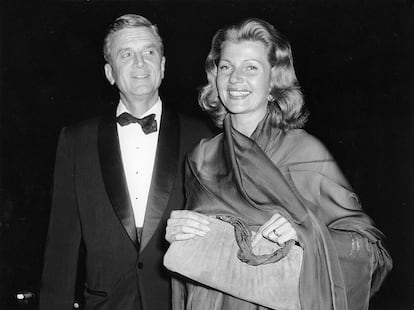 Hayworth had five failed marriages in total. She also had a long list of lovers, which included names such as Anthony Quinn, Kirk Douglas, Victor Mature, David Niven, Glenn Ford and – according to rumors – the Real Madrid player Paco Gento. With a long, sentimental resume, Hayworth was a woman who knew heartbreak well. Love was too far away from for her.