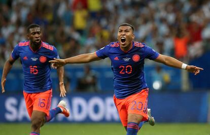 Roger Martínez, de Colombia, celebra su gol frente a Argentina.