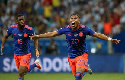 Roger Martínez, de Colombia, celebra su gol frente a Argentina.