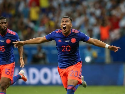 Roger Martínez, de Colombia, celebra su gol frente a Argentina.