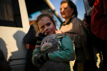 Una niña y su familia llegaban el domingo al centro de desplazados de Zaporiyia tras ser evacuadas de Mariupol. El Comité Internacional de la Cruz Roja asegura que más de 170 personas que pasaron semanas en la siderúrgica de Azovstal y la zona de Mariupol han logrado huir a Zaporiyia.