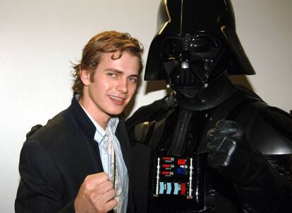 Hayden Christensen posa con un viejo conocido, Darth Vader, en una gala de premios organizada en 2005 en Los Ángeles. 