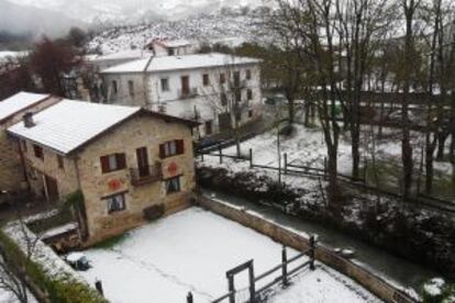 Araia, en Álava, tras la nevada caída esta mañana.