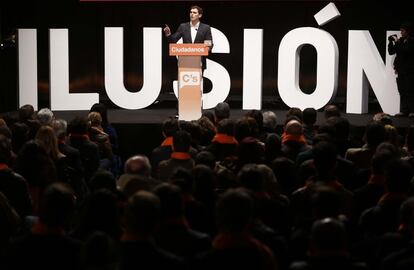 El líder de Ciudadanos, Albert Rivera (d), durante el acto electoral de cierre de campaña que se celebra esta noche en la madrileña Plaza de Santa Ana.