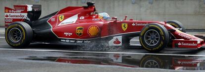 El español Fernando Alonso, de Ferrari, rodando en el Gran Premio de Hungría, en el circuito de Hungaroring.