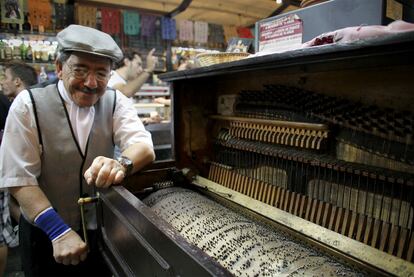 El interior, tachonado de púas, y las teclas del organillo que toca José Antonio Oguiza Salas en el bar Muñiz durante la verbena de la Paloma.