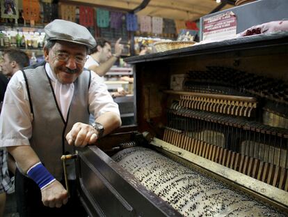El interior, tachonado de púas, y las teclas del organillo que toca José Antonio Oguiza Salas en el bar Muñiz durante la verbena de la Paloma.