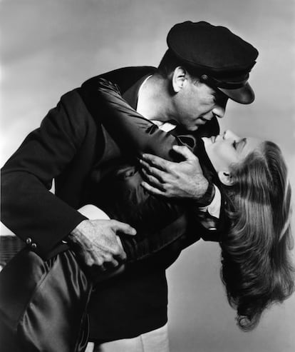 'Tener y no tener'. Howard Hawks. 1944.

“Si me necesitas, solo tienes que silbar” le dice una intrépida  Lauren Bacall a Humphrey Bogart.  Moldeada por Howard Hawks, Bacall  creaba la heroína moderna frente  a la figura de Bogart, que volvía  a repetir su personaje de cínico y desencantado en medio de una   contienda mundial. Como dato musical la aparición en la película del pianista y compositor Hoagy Carmichael.