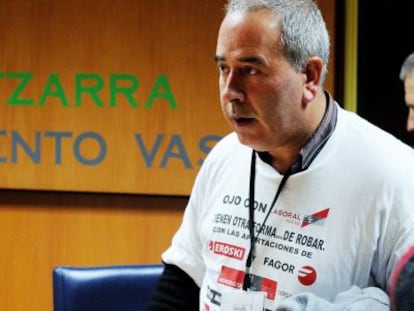 Representantes de los afectados por la crisis de Eroski en el Parlamento vasco