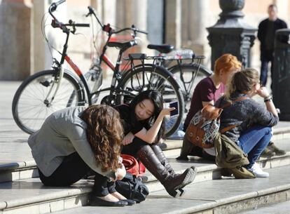 La Agencia Valenciana del Turismo calcula que las reservas cerradas en el litoral desde el Jueves Santo al Lunes de Pascua alcanzan el 82,6% de sus plazas hoteleras. En la imagen, unas turistas en el centro de Valencia.