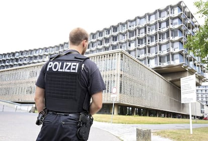 Un agente de policía vigila la entrada de un hospital en Alemania.
