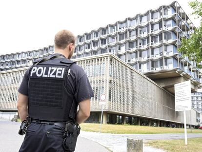 Un agente de policía vigila la entrada de un hospital en Alemania.