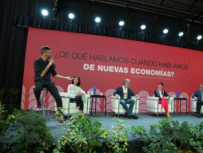 Panel sobre nuevas economías en el Encuentro del movimiento global B celebrado en Rosario.
