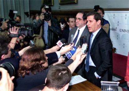 Alberto Fernández (derecha), ayer, en la Universidad de Barcelona, acompañado del rector, Joan Tugores.