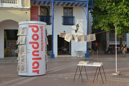 'Geometría popular', de Julieta Aranda & Anton Vidokle (2003). Instalación. Kiosko de prensa y periódico.