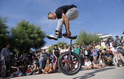 Un participante en la convención de monociclo ealiza una exhibición junto al estadio de Anoeta.