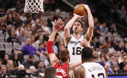 Pau Gasol, lanza por encima de Valanciunas.