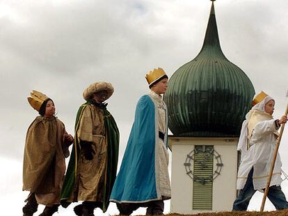 Niños vestidos de Reyes Magos