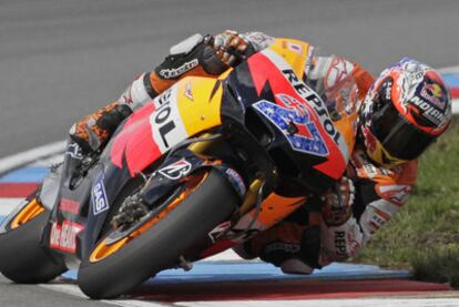 Casey Stoner toma una curva durante el Gran Premio de la República Checa.