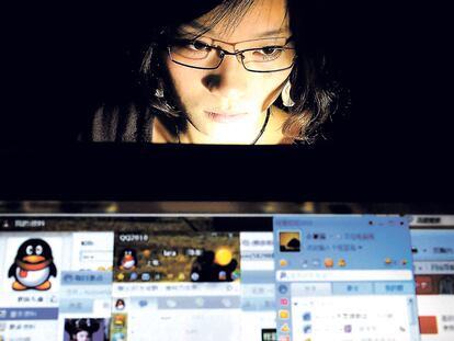 <b>Una usuaria enganchada a QQ, la red social que arrasa en China.</b>