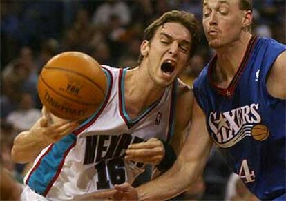 Pau Gasol lucha por un balón durante el partido frente a Philadelphia en el que su equipo ha acumulado su duodécima derrota consecutiva.