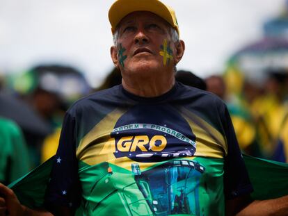 Un seguidor de Bolsonaro, en una protesta a favor de Bolsonaro, de la libertad y contra la censura este sábado en Brasilia.