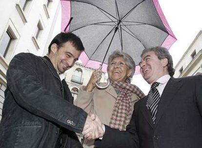 Pilar Bardem, entre Alejandro Amenábar, a la izquierda, y César Antonio Molina, tras la aprobación de la Ley del Cine en el Congreso.