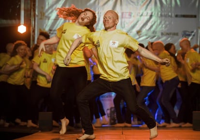 Durante o concurso também se dança, como esses dois concorrentes que dançaram na contramão do estigma e a favor da inclusão das pessoas com albinismo na África.