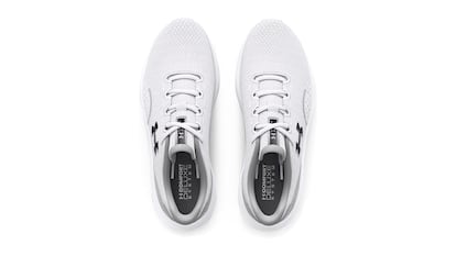 Zapatillas Under Armour sobre fondo blanco.