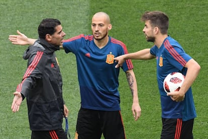 Fernando Hierro junto a David Silva y Gerard Pique en un entrenamiento.