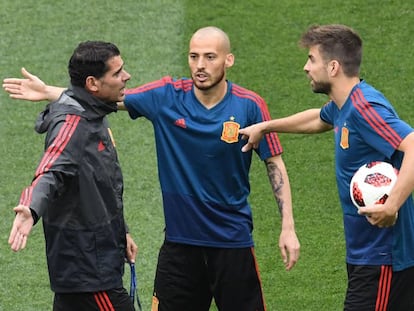 Fernando Hierro junto a David Silva y Gerard Pique en un entrenamiento.