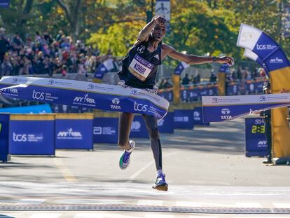 Albert Korir de Kenia cruza la línea de meta del Maratón de Nueva York, en noviembre de 2021. Este año, el velocista buscará defender su título.