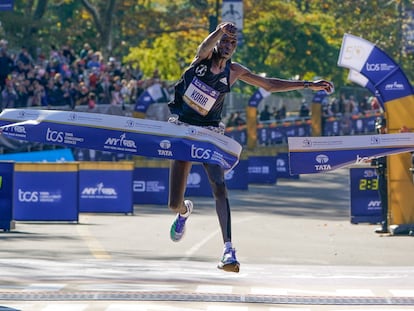 Albert Korir de Kenia cruza la línea de meta del Maratón de Nueva York, en noviembre de 2021. Este año, el velocista buscará defender su título.