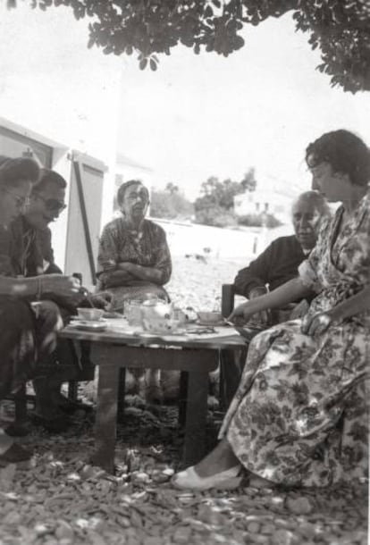 Gala, Salvador Dalí, la tieta Catalina, Salvador Dalí pare i la germana Anna Maria, a Es Llaner el 1948.