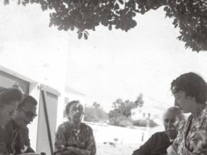 Gala, Salvador Dalí, la 'tieta' Catalina, Salvador Dalí padre y la hermana Anna Maria, en Es Llaner en 1948.