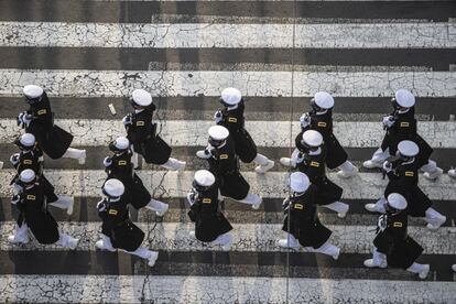 Elementos de la Marina mexicana desfilan por la calle 20 de noviembre. 