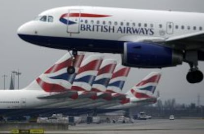 Un avion de British Airways aterriza en el aaeropuerto de de Heathrow .