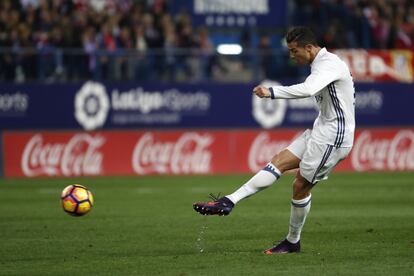 Cristiano Ronaldo lanza la pelota para marca su primer gol frente al Atlético de Madrid.