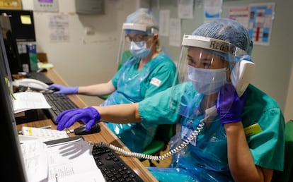 Enfermeras con equipos de protección contra el coronavirus en un hospital público de Cambridge, el Reino Unido.