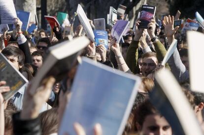 Estudiantes muestran libros durante la concentración frente al Lluís Vives.